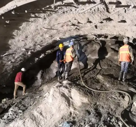 金川隧道拱顶带模注浆料，微膨胀注浆料的特点及施工工艺